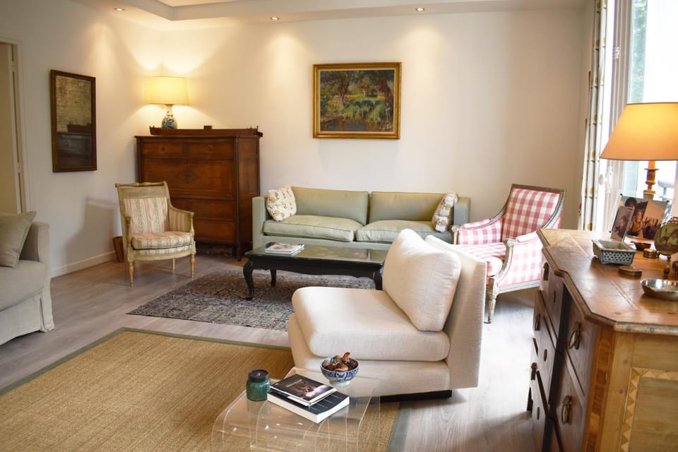Living room, Seating area