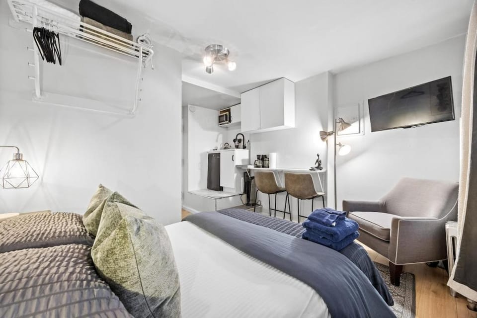 Bed, TV and multimedia, Kitchen or kitchenette, Photo of the whole room, Seating area, Bedroom, air conditioner