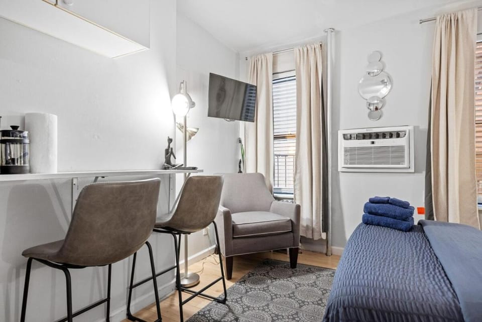 Bed, TV and multimedia, Kitchen or kitchenette, Living room, Seating area, Dining area, Bedroom, air conditioner