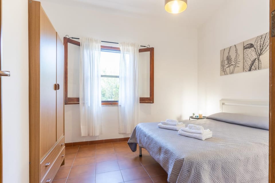 Bed, Photo of the whole room, Bedroom, towels, wardrobe