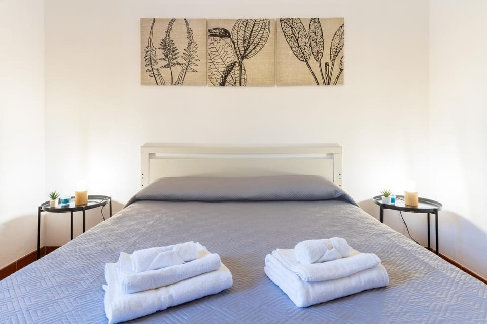 Bed, Photo of the whole room, Bedroom, towels