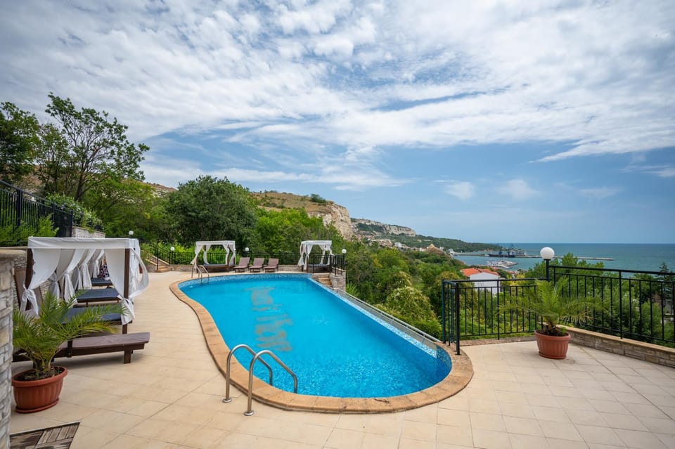 Patio, Day, Natural landscape, View (from property/room), On site, City view, Pool view, Sea view, Swimming pool, group of guests, Family, sunbed
