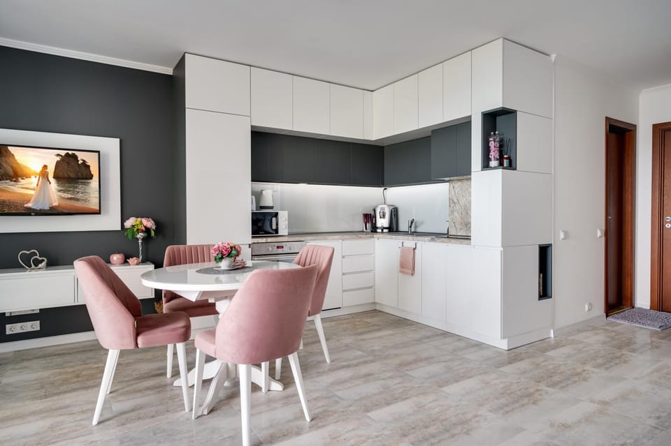 TV and multimedia, Coffee/tea facilities, Kitchen or kitchenette, Living room, Seating area, Dining area, group of guests, group of guests, Family, Family, dishwasher, internet, microwave, oven, stove