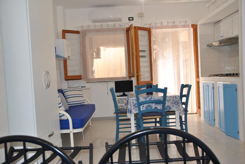 TV and multimedia, Kitchen or kitchenette, Living room, Dining area, stove, air conditioner