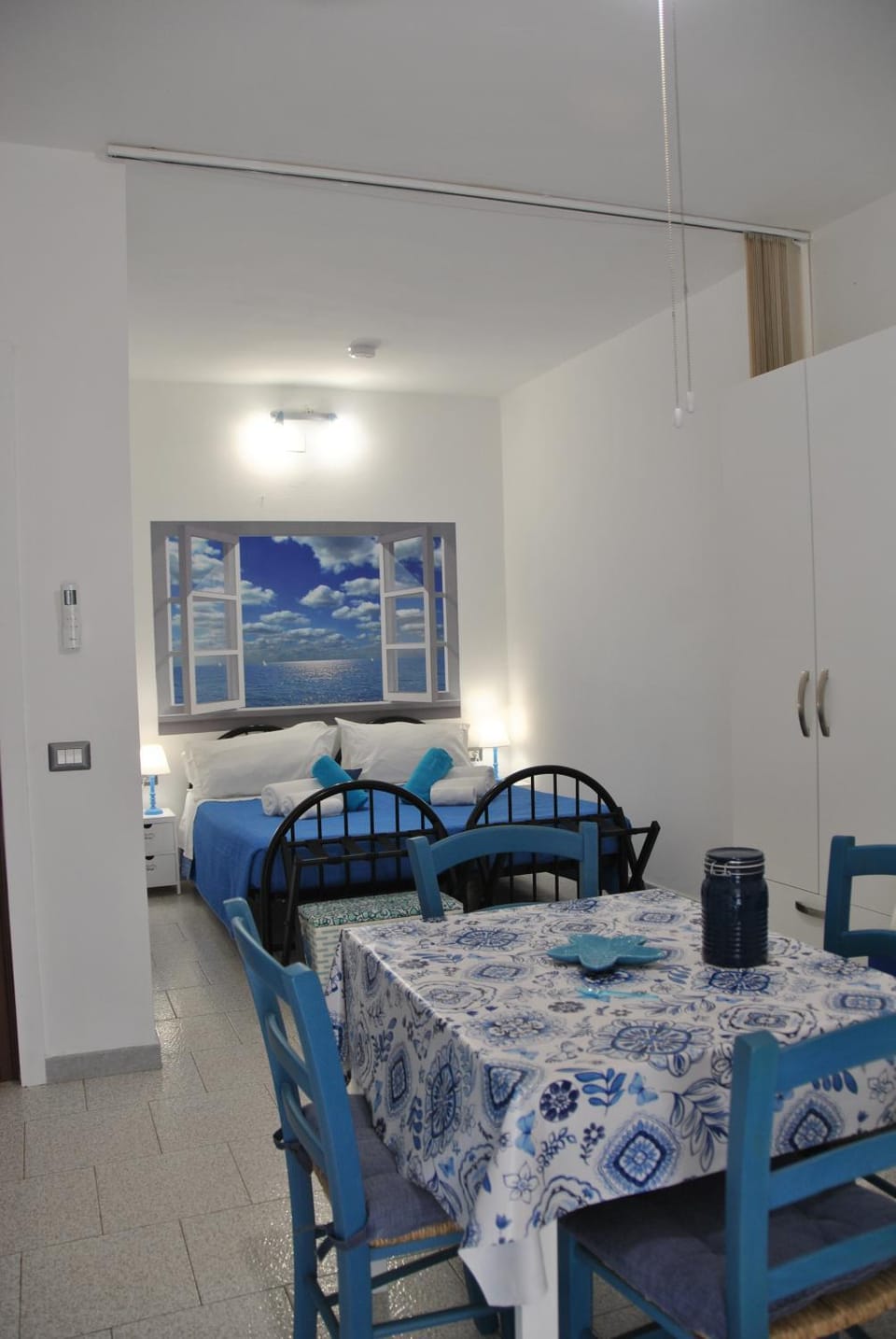 Bed, Photo of the whole room, Dining area