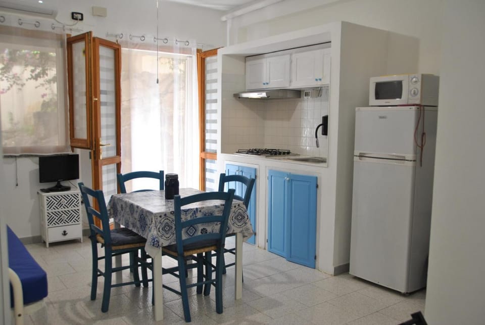 Kitchen or kitchenette, Living room, Dining area, pet friendly, stove, air conditioner