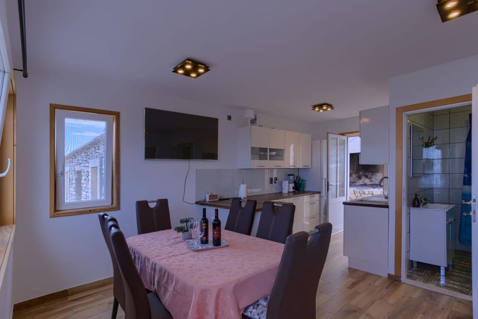 Kitchen or kitchenette, Dining area