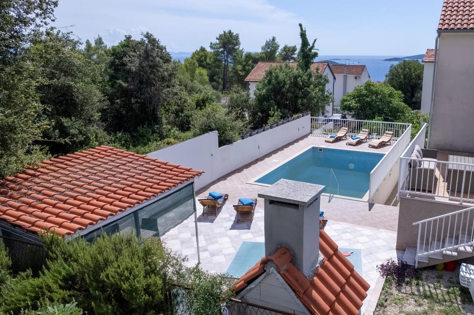 BBQ facilities, Balcony/Terrace, Sea view, Swimming pool, sunbed