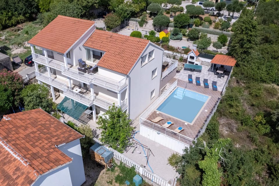 Property building, BBQ facilities, Swimming pool, sunbed