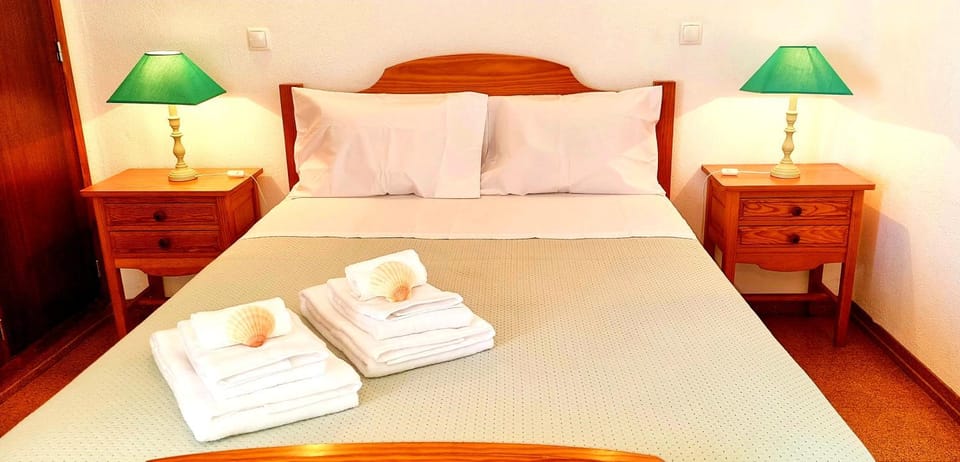 Bed, Bedroom, towels, wardrobe