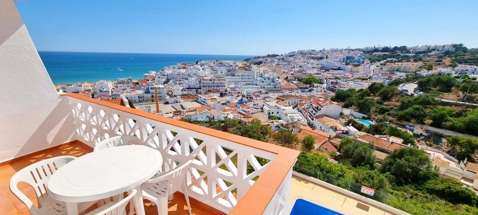 Property building, Nearby landmark, Day, Natural landscape, Bird's eye view, View (from property/room), Balcony/Terrace, Dining area, City view, Sea view