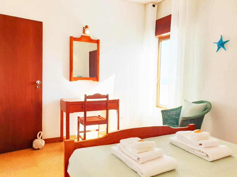 Bed, Bedroom, towels, wardrobe