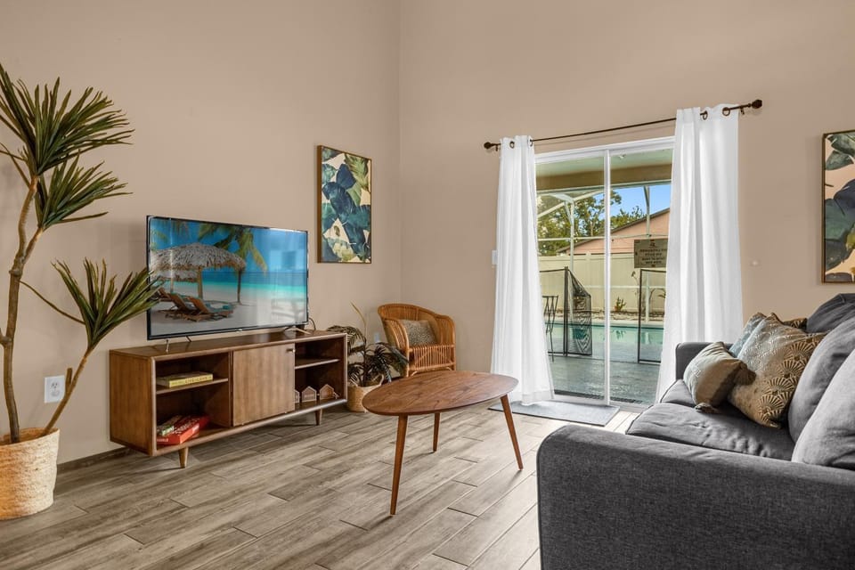 Communal lounge/ TV room, TV and multimedia, Living room, Seating area, Evening entertainment