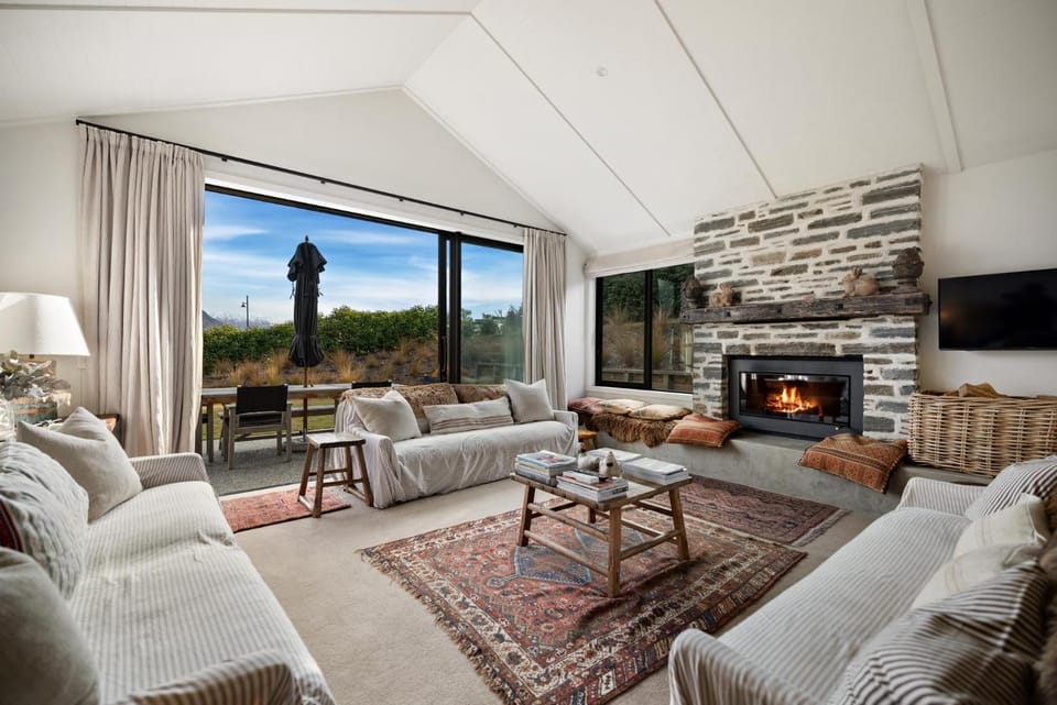 Communal lounge/ TV room, Natural landscape, TV and multimedia, Living room, Seating area, Evening entertainment, flat iron