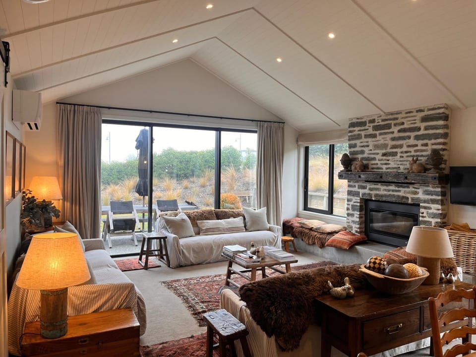View (from property/room), Living room, Decorative detail, Seating area, flat iron