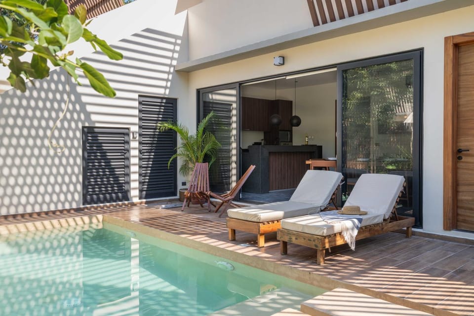 Patio, Kitchen or kitchenette, Living room, Swimming pool, sunbed