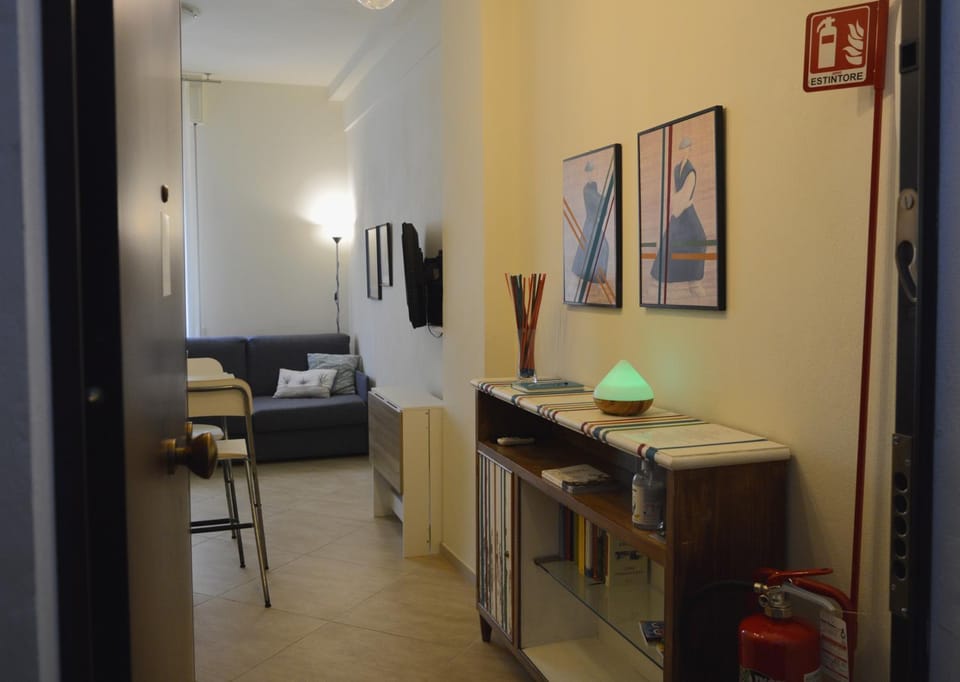 Facade/entrance, TV and multimedia, Living room, Seating area, Dining area