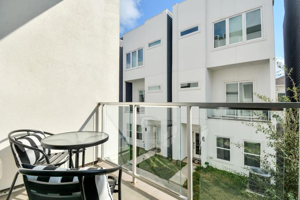 Mohr Haus - Walk to NRG Stadium - Medical Center - Sleeps 8 House in Houston