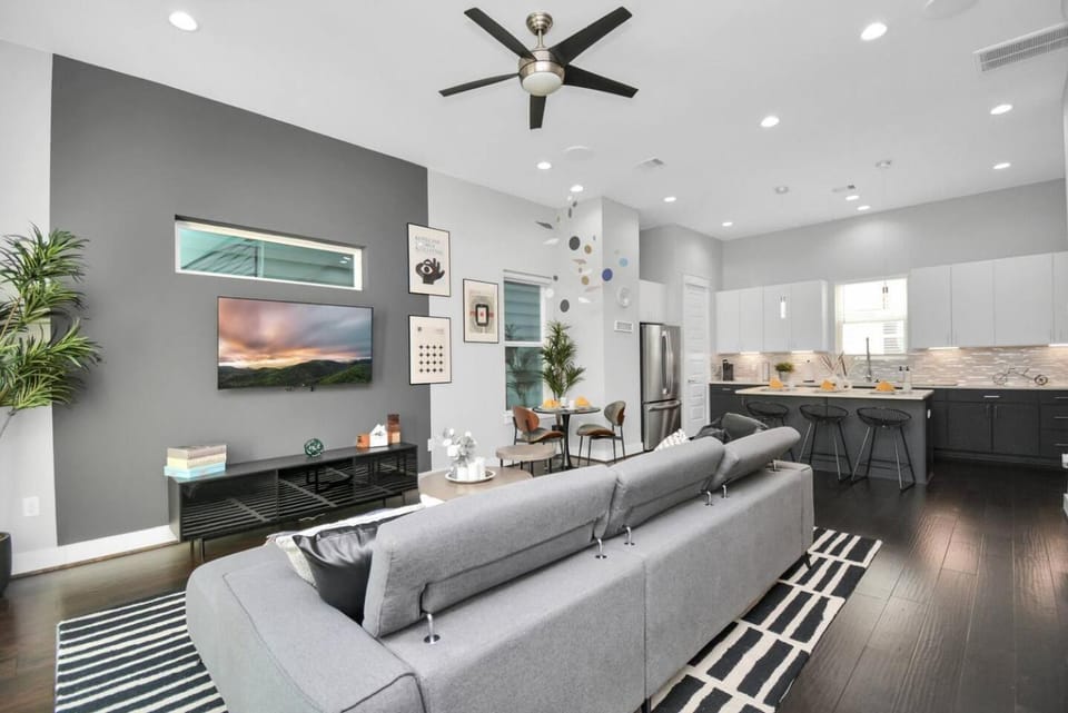 Mohr Haus - Walk to NRG Stadium - Medical Center - Sleeps 8 House in Houston