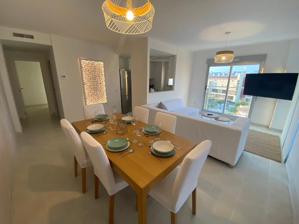 TV and multimedia, Kitchen or kitchenette, Photo of the whole room, Dining area