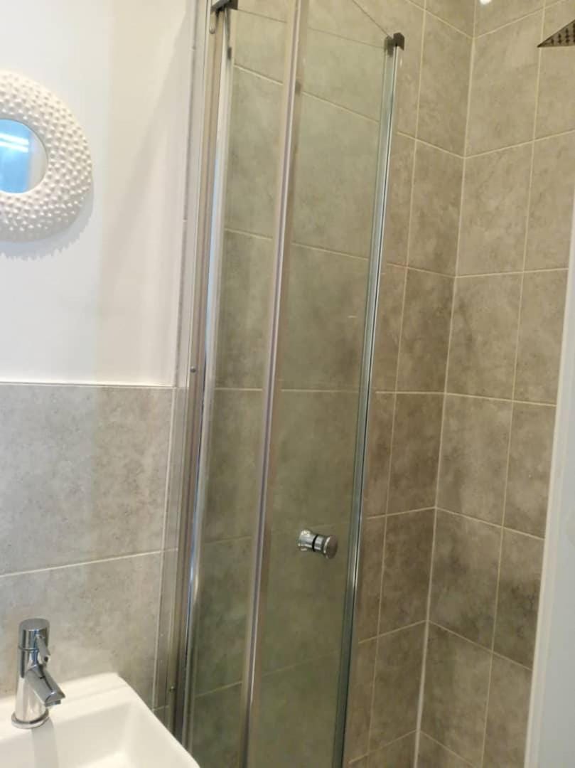 Ensuite Double-bed (G3) close to Burnley city centre Bed and Breakfast in Burnley
