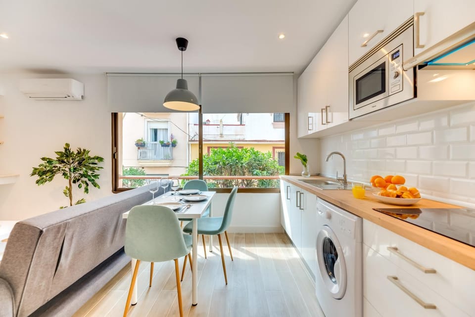 Kitchen or kitchenette, Dining area, minibar, stove, washing machine