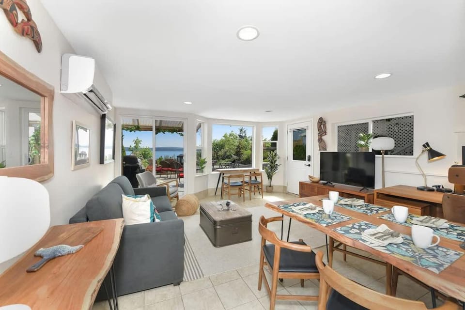 Gulf Island View Suite by EMR Vacation Rentals Apartment in Chemainus