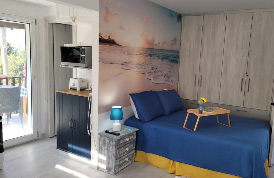 Bed, Balcony/Terrace, Dining area, microwave, toaster, wardrobe