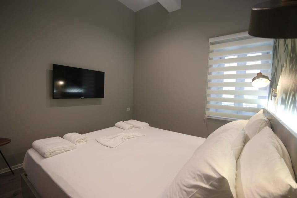 Bed, TV and multimedia, Photo of the whole room, Bedroom, towels