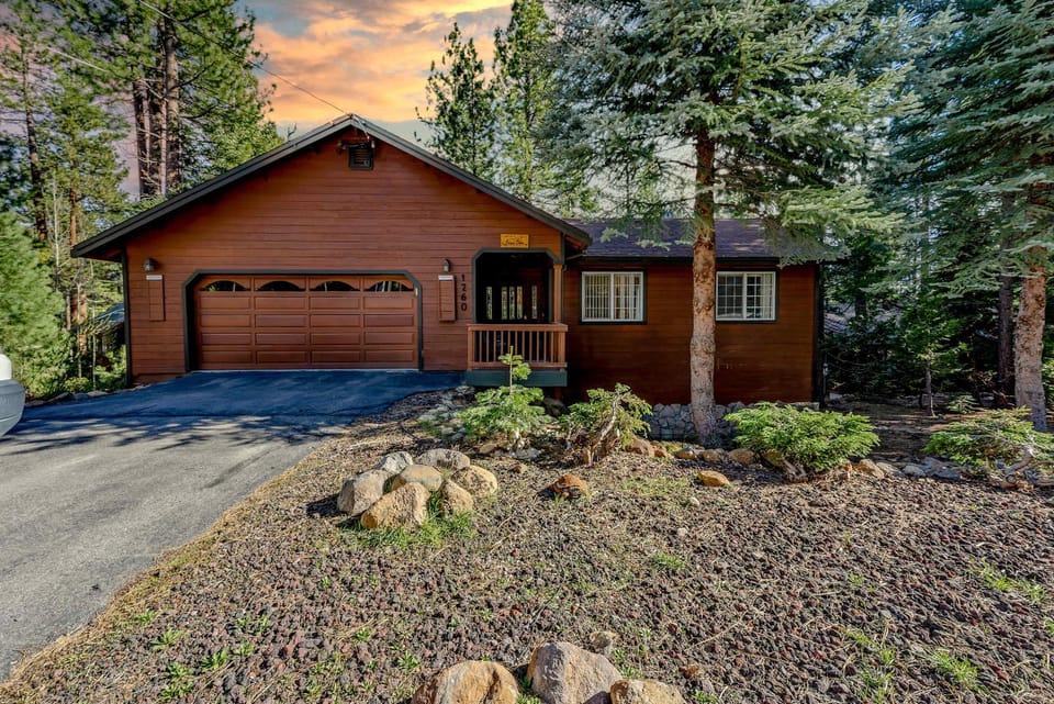 Bright 3BDR Near Beach and Slopes House in Tahoe Vista
