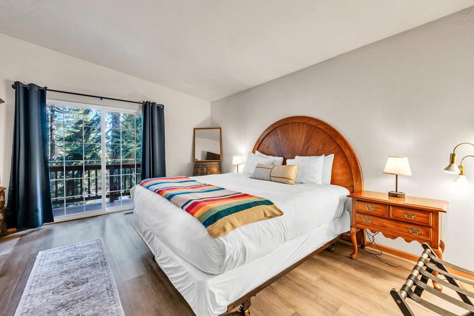 Bright 3BDR Near Beach and Slopes House in Tahoe Vista