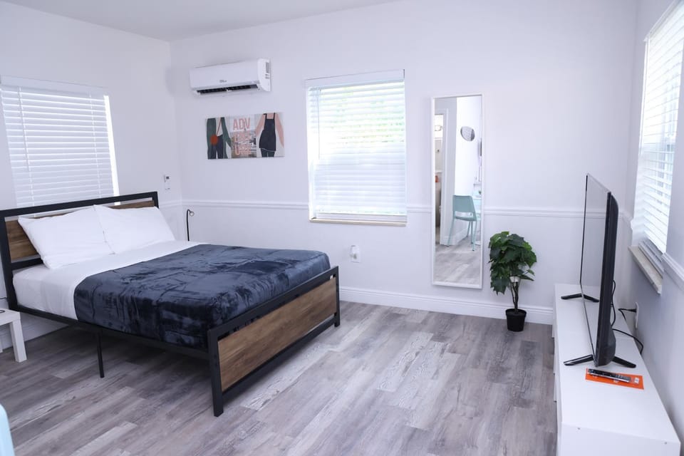 Bed, TV and multimedia, Bedroom, air conditioner