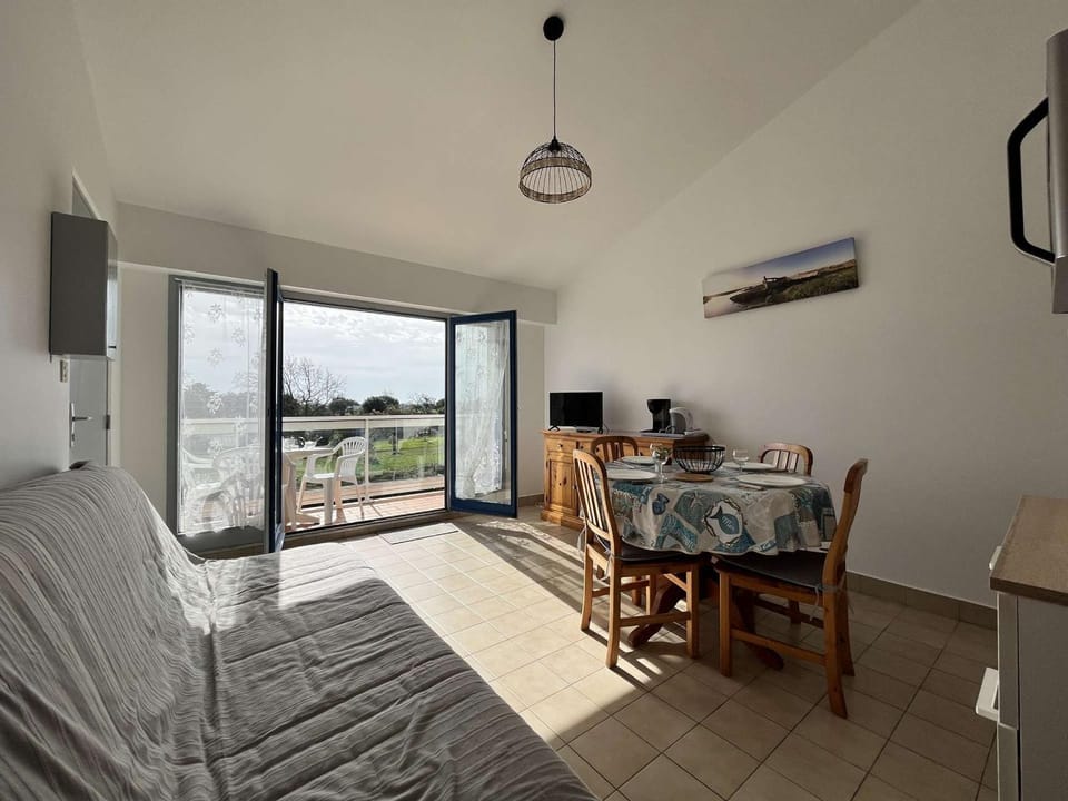 Appartement cosy en centre-ville avec balcon, parking et à 10 min des plages - 4 couchages - FR-1-224B-196 Apartment in Noirmoutier-en-l'Île