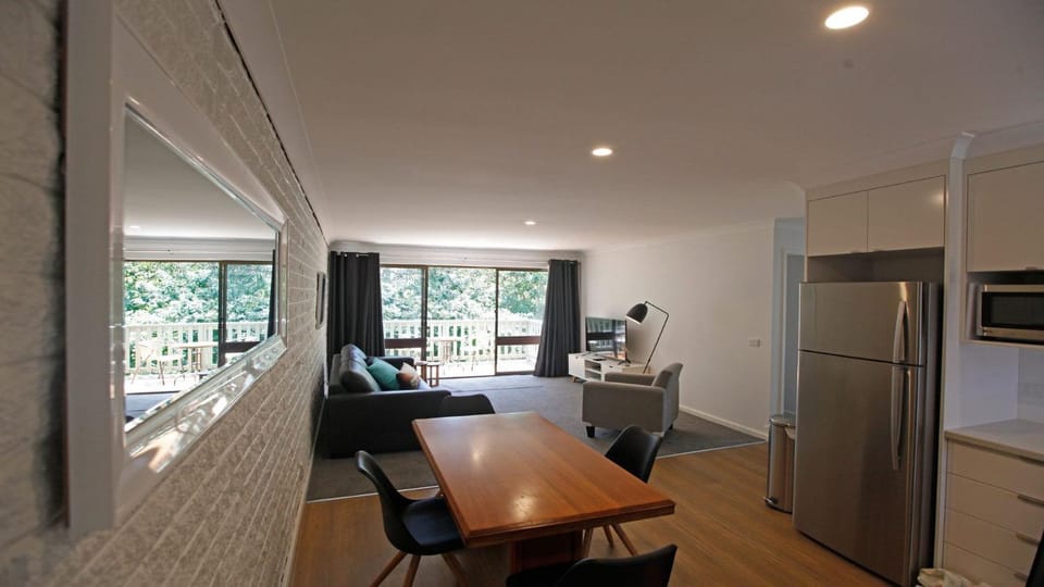 TV and multimedia, Kitchen or kitchenette, Living room, Seating area, Dining area