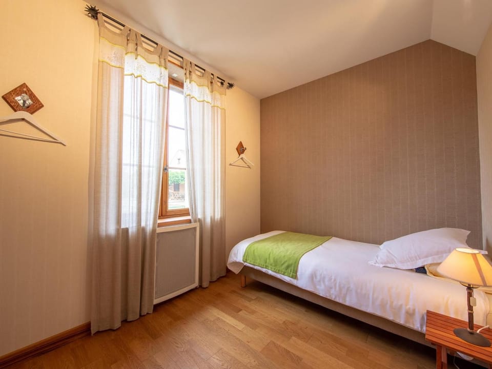 Chambre familiale au cœur de la nature avec jardin et piscine privée, idéale pour explorer le Loiret - FR-1-590-265 Bed and Breakfast in Centre-Val de Loire