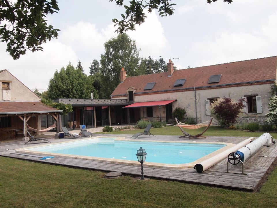 Chambre familiale au cœur de la nature avec jardin et piscine privée, idéale pour explorer le Loiret - FR-1-590-265 Bed and Breakfast in Centre-Val de Loire