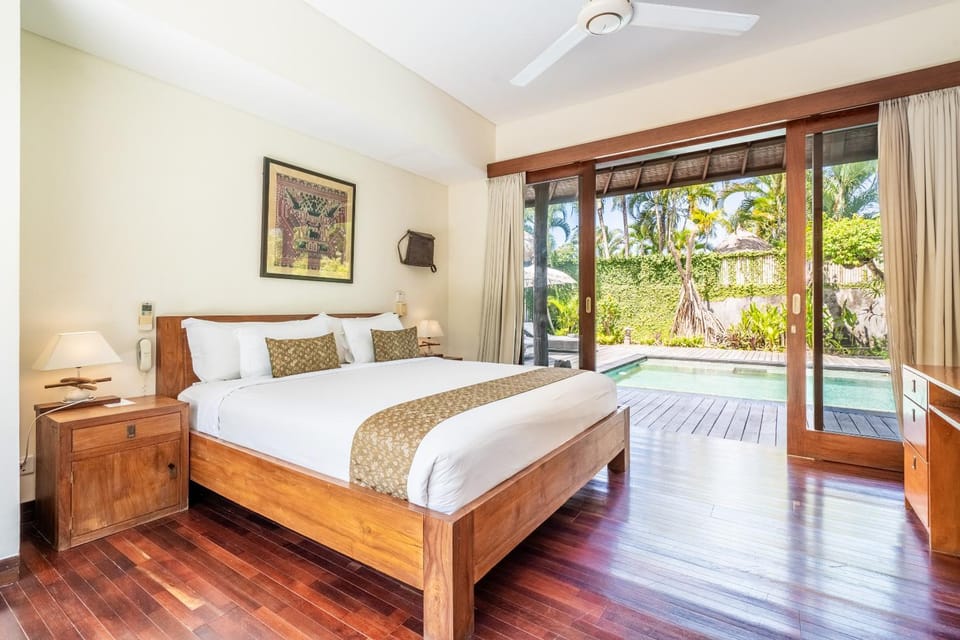 Bed, Photo of the whole room, Bedroom, Garden view, Pool view