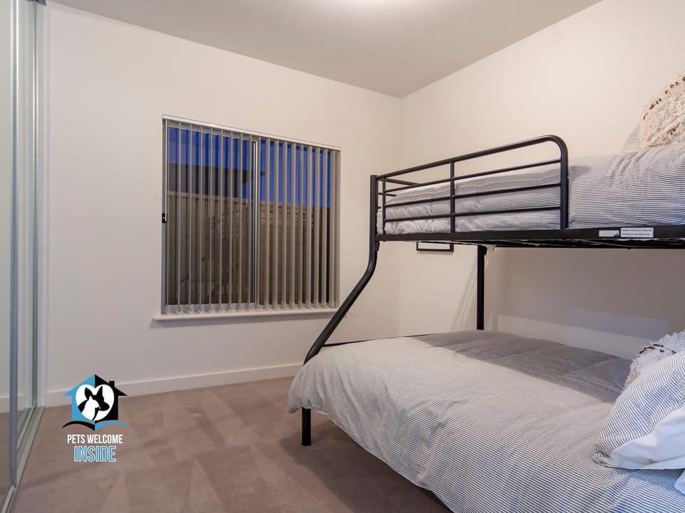 Bedroom, bunk bed