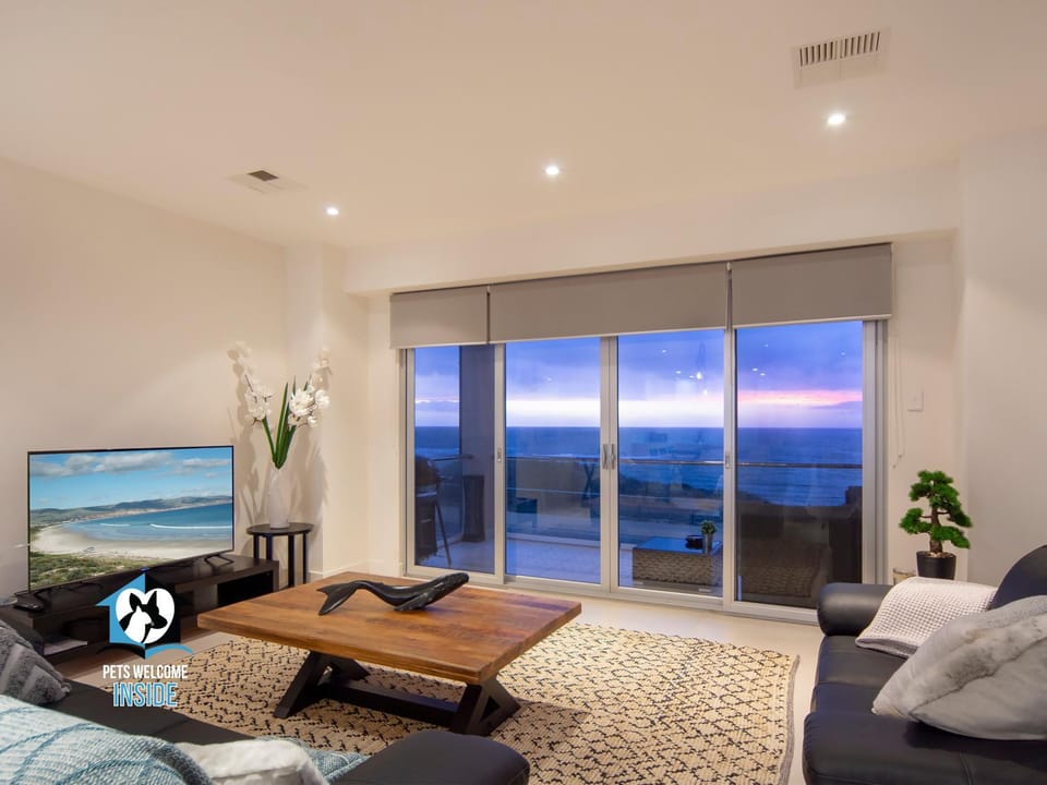 Communal lounge/ TV room, TV and multimedia, Living room, Decorative detail, Sea view, Entertainment, Family, air conditioner, air conditioner