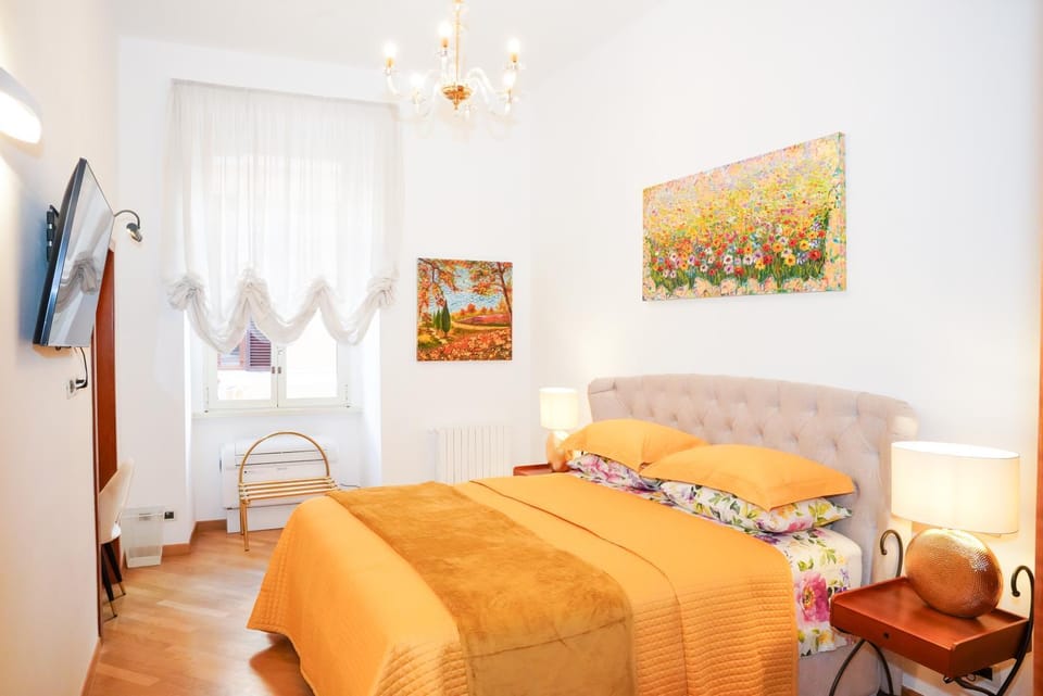 Bed, TV and multimedia, Photo of the whole room, Bedroom