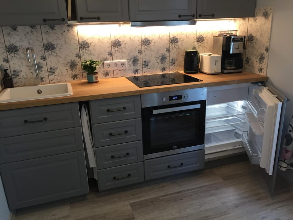 Coffee/tea facilities, Kitchen or kitchenette, oven, stove, toaster