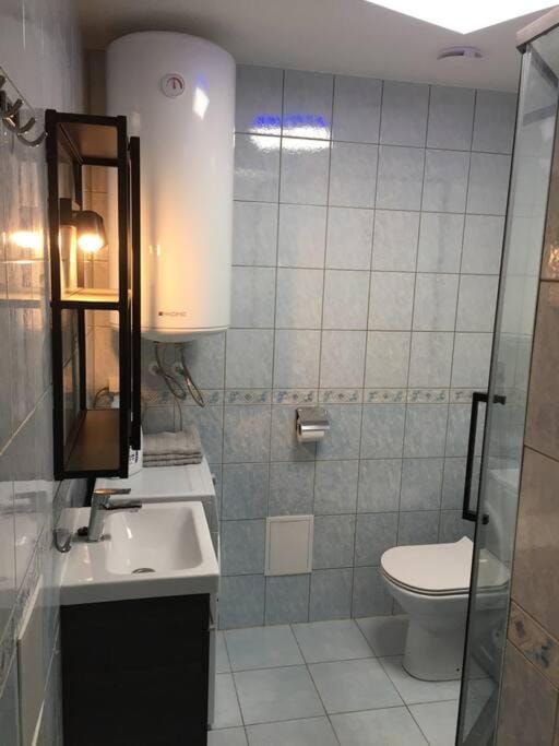 Shower, Toilet, Bathroom, towels