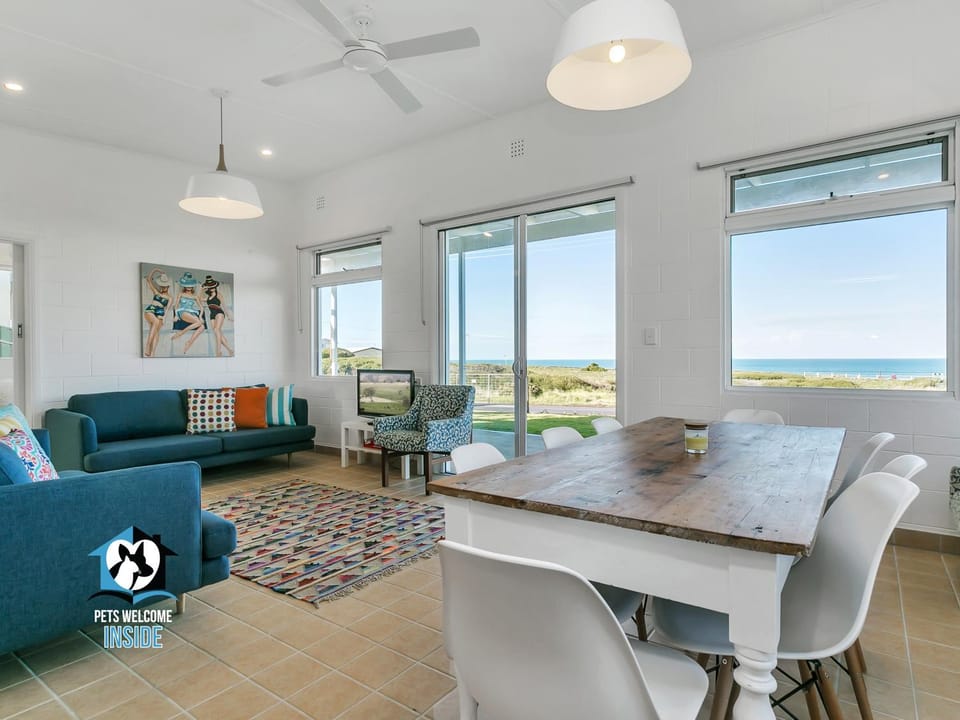 Seating area, Dining area, Sea view, Sea view, Entertainment, Family, Family