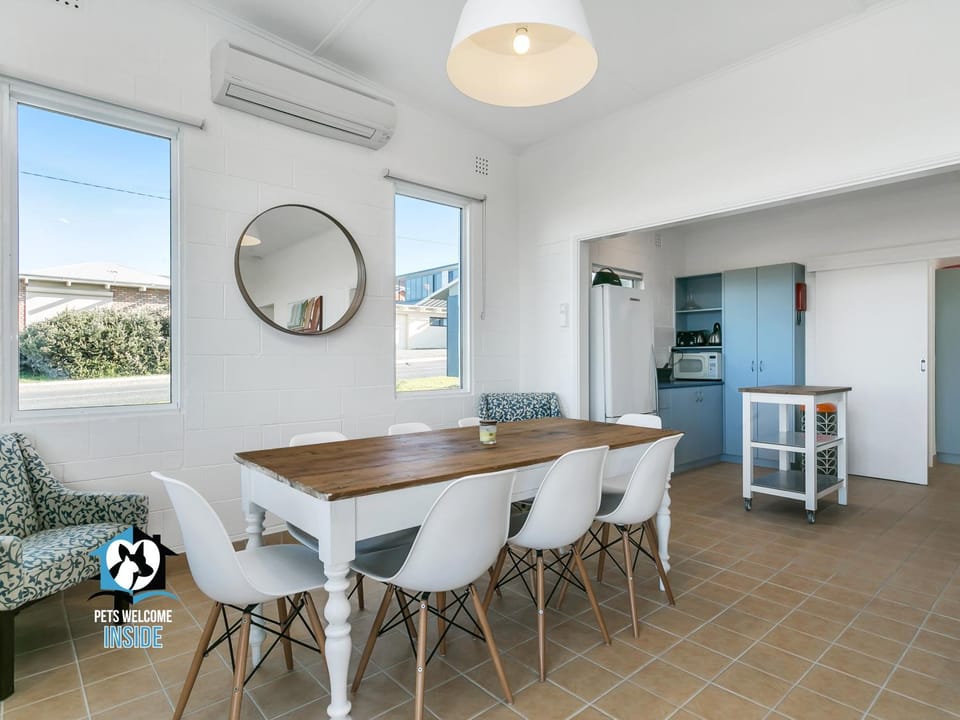 Decorative detail, Decorative detail, Dining area, Sea view, Sea view, Street view