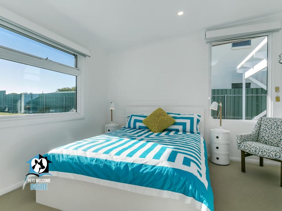 Bed, Decorative detail, Seating area, Bedroom, Inner courtyard view, air conditioner