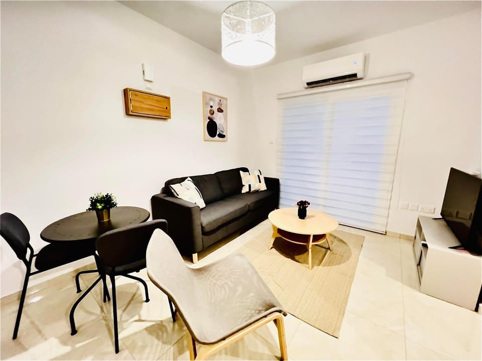 TV and multimedia, Living room, Seating area, Dining area, air conditioner