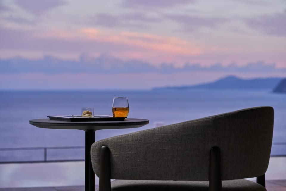 Communal lounge/ TV room, Natural landscape, Lounge or bar, Food and drinks, Sea view