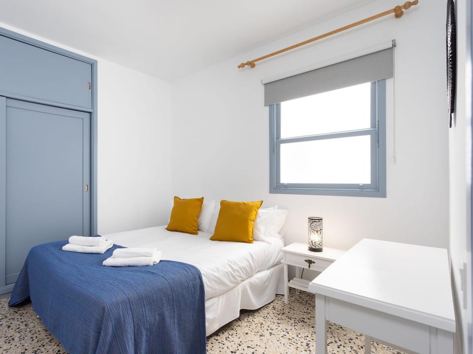 Bed, Bedroom, towels, wardrobe