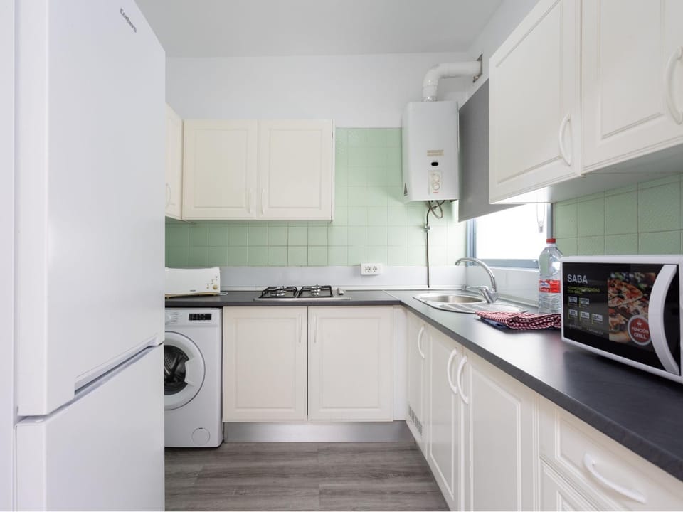 Kitchen or kitchenette, minibar, stove, washing machine
