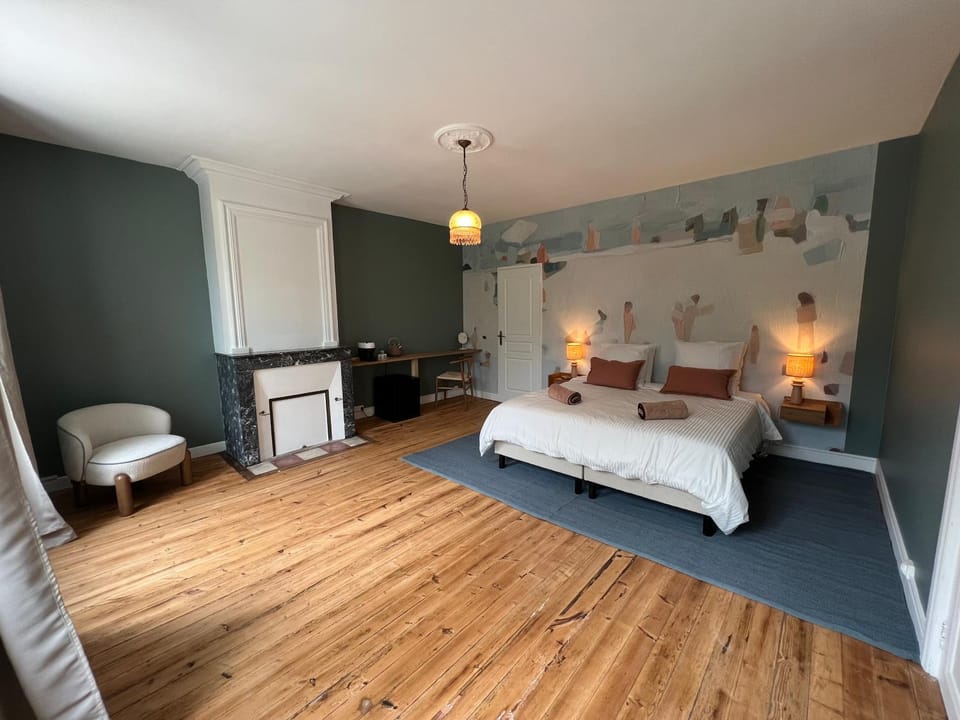 Photo of the whole room, Bedroom